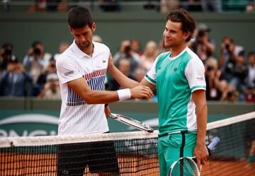 Novak Djokovic felicita a Dominic Thiem despu¨¦s de eliminarle en cuartos de final.