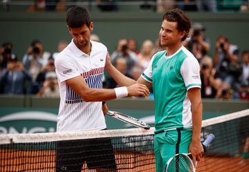 Novak Djokovic felicita a Dominic Thiem después de eliminarle en cuartos de final.