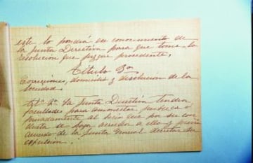 (viene del anterior)
éste lo pondrá en conocimiento de la Junta Directiva para que tome la resolución que juzgue procedente.
TÍTULO 3º. CORRECCIONES, DOMICILIO Y DISOLUCIÓN DE LA SOCIEDAD.
Artículo 20. La Junta Directiva tendrá facultades para amonestar pública o privadamente al socio que por su conducta se haga acreedor de ello y previo acuerdo de la Junta General decretar su expulsión.