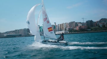 Silvia Mas, a bordo de su embarcaci&oacute;n, en una de las regatas que la han consagrado como dominadora mundial en vela.