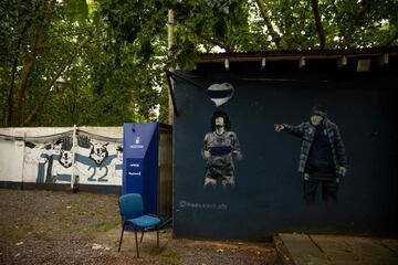 Mural de Diego Armando Maradona en el estadio Juan Carmelo Zerillo del Club de Gimnasia y Esgrima La Plata en  Buenos Aires, Argentina.