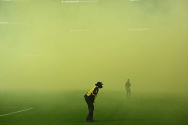 Un guardia de seguridad mira a través del humo que provocó el lanzamiento de bengalas al comienzo del partido amistoso de fútbol de la Copa de la Liga entre Los Ángeles y el América de México en el estadio SoFi en Inglewood (California, EE UU). Ganó el América en la tanda de penaltis.