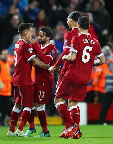 4-0. Roberto Firmino celebró el cuarto gol con Mohamed Salah.