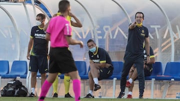 GRAF5365. SAN PEDRO DEL PINATAR, (MURCIA), 25/08/2020.- El entrenador del Villarreal C.F, Unai Emery (d) da instrucciones a sus jugadores durante el partido amistoso que estan disputando contra el C.D Tenerife, hoy en el estadio del Pinatar Arena. EFE/Mar