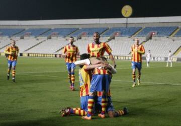 El futbolista chileno Eduardo Vargas del Valencia, celebra un gol de su equipo con sus compañeros durante el partido de dieciseisavos de la Europa League que han disputado frente al Dinamo de Kiev, en el estadio GSP de Nicosia, Chipre