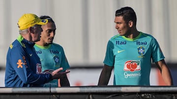 Brazil's Italian coach Carlo Ancelotti (L) chats with Brazil's forward Raphinha (C) and midfielder Casemiro during a training session in Sao Paulo, on June 2, 2025, ahead of the FIFA World Cup 2026 qualifier football match against Ecuador on June 5. (Photo by Nelson ALMEIDA / AFP)