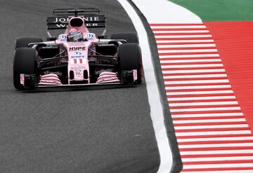 Force India's Mexican driver Sergio Perez drives round the corner during the qualifying practice of the Formula One Japanese Grand Prix at Suzuka on October 7, 2017. / AFP PHOTO / Toshifumi KITAMURA