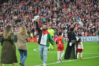 El Athletic organizó un acto de solidaridad con la comunidad palestina refugiada en en el partido ante el Mallorca en San Mamés.