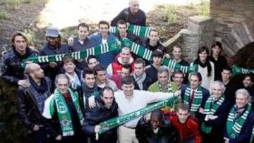 <b>UNIÓN. </b>La plantilla del Racing posó ayer junto a las autoridades en el santuario del racinguismo.