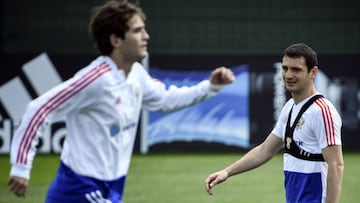 Russia&#039;s midfielder Alan Dzagoev (R) looks at Russia&#039;s defender Mario Fernandes during a training session in Novogorsk, on June 27, 2018, ahead of the team&#039;s 2018 World Cup Round of 16 football match. / AFP PHOTO / Alexander NEMENOV