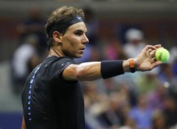 Rafa Nadal muestra a Andres Seppi la pelota en señal de que está preparado para sacar.