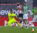 Las 4 tapadas de Bravo que evitaron un descalabro mayor del Betis ante Athletic