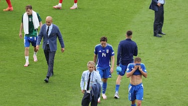 Berlin (Germany), 29/06/2024.- Head coach Luciano Spalletti of Italy (2L) react with his team after losing the UEFA EURO 2024 Round of 16 soccer match between Switzerland and Italy, in Berlin, Germany, 29 June 2024. (Alemania, Italia, Suiza) EFE/EPA/MOHAMED MESSARA