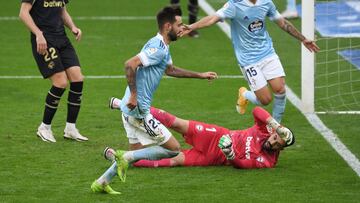 VIGO, SPAIN - DECEMBER 20: Brais Mendez of Celta Vigo scores their team's second goal during the La Liga Santander match between RC Celta and Deportivo Alavés at Abanca-Balaídos on December 20, 2020 in Vigo, Spain. Sporting stadiums ar