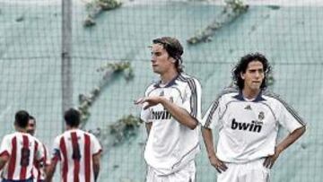 <b>DECEPCIÓN. </b>Mosquera y Parejo, con cara de circunstancias tras recibir el 1-2.