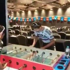 Sagan se baja de la bici y demuestra su destreza al futbolín