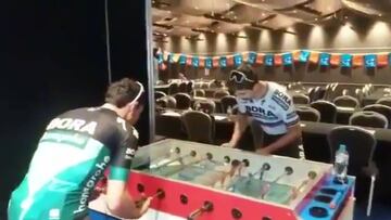 Peter Sagan se baja de la bici y se pasa al futbolín