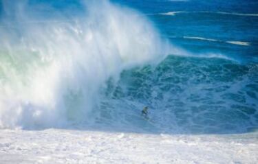 Como si corriera por el patio de su casa, el portugués Hugo Vau coge esta izquierda en Nazaré. ¡Grande!