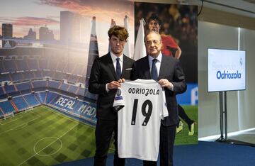 El jugador donostiarra ha sido presentado en el estadio Santiago Bernabéu de la mano de Florentino Pérez y acompañado de su familia.