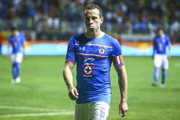 En España pasó por equipos como Sevilla y Racing de Santander, luego de cinco años por el Viejo Continente, se enfundó en la camiseta celeste en 2005 para convertirse en figura. 