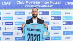 Ricardinho posa con una camiseta del Movistar Inter tras firmar su renovaci&oacute;n hasta 2020.