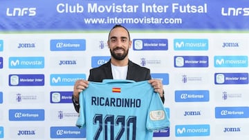 Ricardinho posa con una camiseta del Movistar Inter tras firmar su renovación hasta 2020.