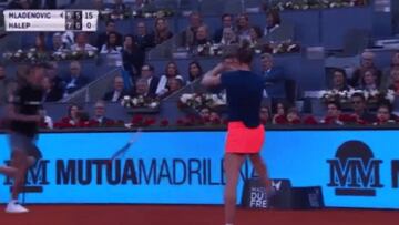 ¿Qué hizo Halep? Patadón a la raqueta y da a un recogepelotas
