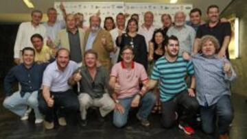 Miembros de la Pe&ntilde;a Los 50 posaron en familia antes del estreno del documental.