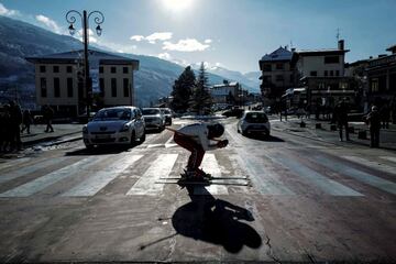 Insólita imagen en la que un manifestante simula esquiar en un paso de peatones en la localidad de Bourg-Saint-Maurice, dentro de los actos de protesta que reivindican la reapertura de la estación de esquí de los Alpes franceses para las vacaciones de Navidad. 