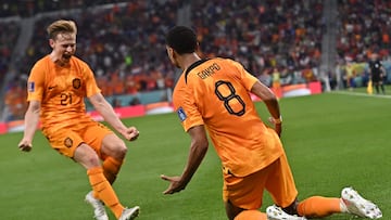 Frenkie de Jong y Gakpo celebran el 0-1.