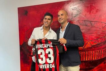 Foto: Piero Hincapié (izq.) y Manuel Sierra (der.) en la presentación del jugador con Leverkusen.