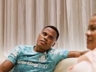 El atacante colombiano presentó a sus parientes en un encuentro lleno de emoción en Cartagena.