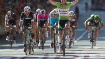 John Degenkolb celebra la victoria por delante de Tom Boonen.