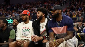 SAN FRANCISCO, CALIFORNIA - APRIL 07: (L-R) Carmelo Anthony #7, Anthony Davis #3, and LeBron James #6 of the Los Angeles Lakers sit on the bench during their game against the Golden State Warriors in the second half at Chase Center on April 07, 2022 in San Francisco, California. NOTE TO USER: User expressly acknowledges and agrees that, by downloading and/or using this photograph, User is consenting to the terms and conditions of the Getty Images License Agreement.   Ezra Shaw/Getty Images/AFP
== FOR NEWSPAPERS, INTERNET, TELCOS & TELEVISION USE ONLY ==