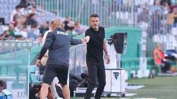 Ania recibe una botella de agua