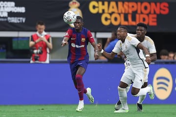 Dembélé controla un balón ante Alaba y Tchouaméni.