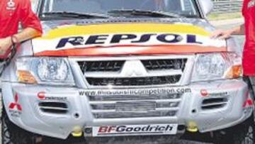 <b>DE ESTRENO. </b>Coma, junto a su copiloto, Salvador, y el Mitsubishi con el que competirá.