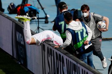 Benzema tras marcar en fuera de juego. 