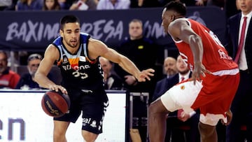 GRAF8950. MANRESA (BARCELONA), 23/03/2019.- El escolta del San Pablo Burgos, Álex López (i), en ataque ante la defensa del pívot congoleño del Baxi Manresa, Jordan Sakho (d), durante el partido correspondiente a la 24ª jornada de la Liga Endesa, disputado hoy en Manresa (Barcelona). EFE/ Susanna Sáez