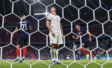 1-0. Mats Hummels tras marcar en propia puerta el primer tanto de la selección de Francia.