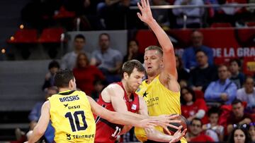 GRAF7074. ZARAGOZA, 02/03/2019.- El pívot de Tecnyconta Zaragoza Fran Vázquez (c) intenta superar la defensa de Fernán Bassas (i) y Colyan Iverson (d), ambos del Iberostar Tenerife, durante el partido de la jornada 21 de la Liga ACB que se juega esta noche en Zaragoza. EFE/JAVIER BELVER