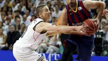 Carrol (i) y Navarro (d), del Barcelona, en el primer partido de la final de la Liga Endesa de Baloncesto.