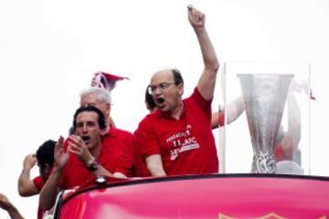 El entrenador del Sevilla, Unai Emery, y el presidente del club, José Castro Carmona, en el autobús descapotable en el que el equipo realiza esta tarde su paseo triunfal para festejar y ofrecer a la ciudad su quinta Liga Europa conseguida el pasado miércoles en Basilea (Suiza).