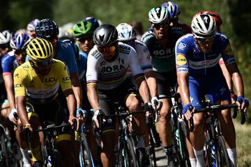 El colombiano Fernando Gaviria comenzó el día con el maillot amarillo tras su victoria en la primera etapa.