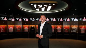 Simeone posa en el vestuario del Atlético en el Wanda Metropolitano, en septiembre de 2017.