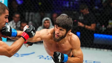 El luchador ruso Timur Khizriev, durante un combate de PFL MMA