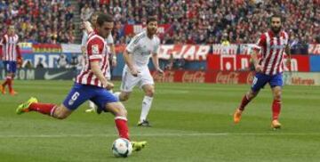 El centrocampista del Atlético de Madrid Koke Resurrección dispara a puerta para marcar el tanto del 1-1, durante el partido de la vigésima sexta jornada de liga de Primera División disputado esta tarde en el estadio Vicente Calderón.