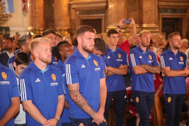 La plantilla del Real Zaragoza, durante la ofrenda a la Virgen del Pilar.