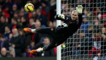 Víctor Valdés, en un partido con el Manchester United.
