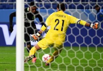 Atletico Nacional forward Miguel Borja (L) attempts to shoot past Kashima Antlers goalkeeper Hitoshi Sogahata (R) during the Club World Cup football semi-final match between Colombia's Atletico Nacional and Japan's Kashima Antlers at Suita City stadium in